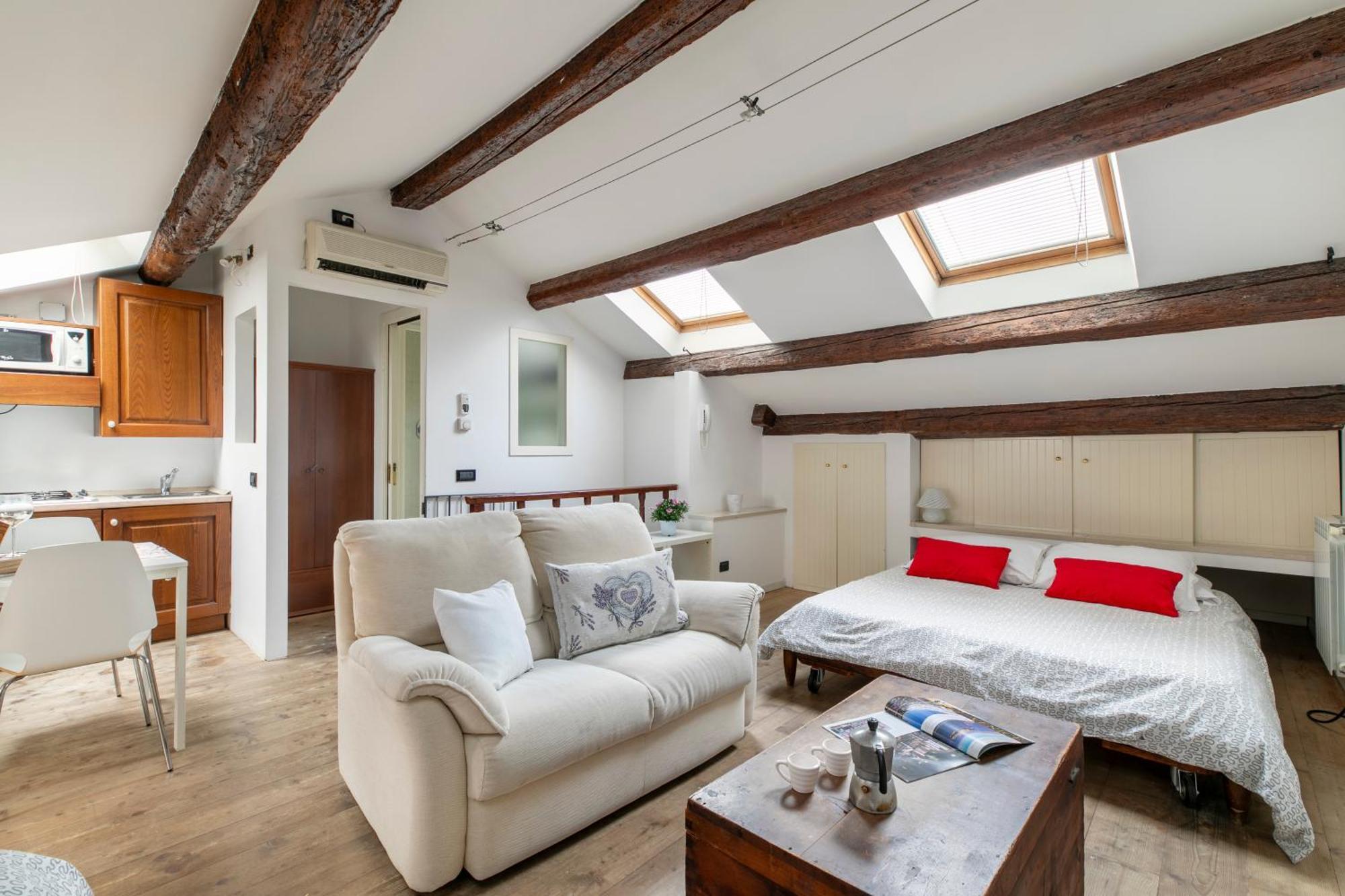 Lovely Attic For 4 Person With Wifi - A/c Apartamento *