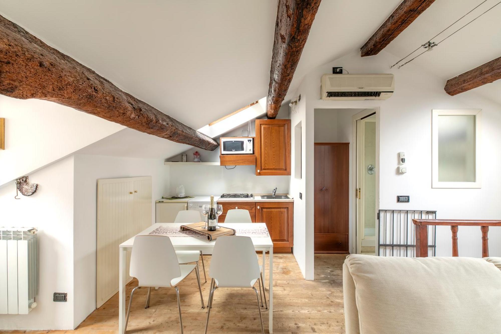 Lovely Attic For 4 Person With Wifi - A/c Apartment Venedig