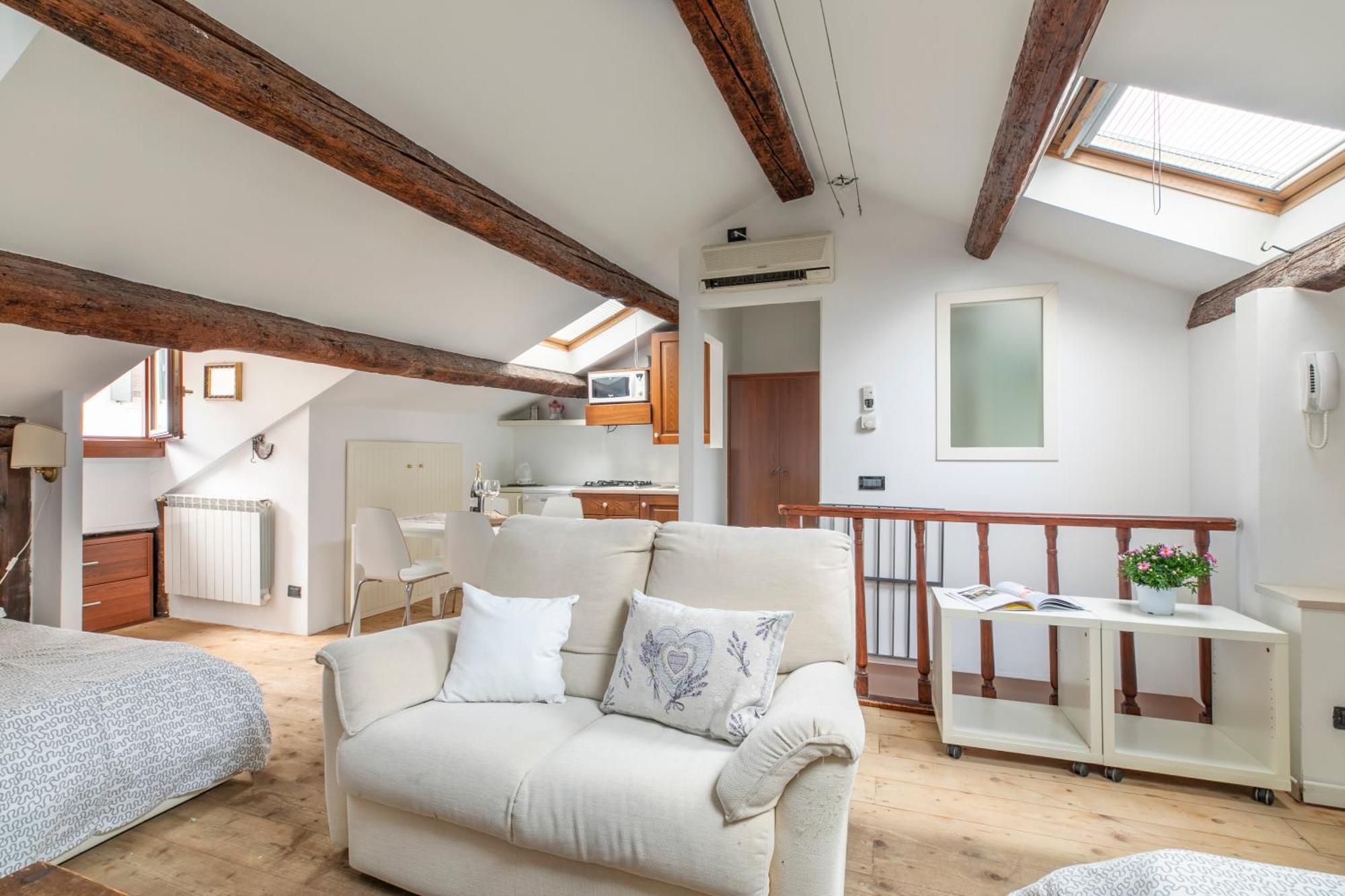 Lovely Attic For 4 Person With Wifi - A/c * Veneza