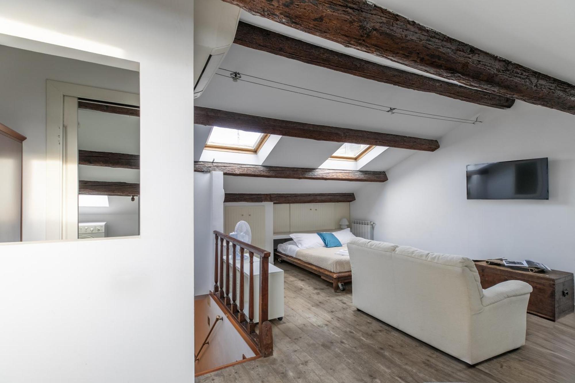 Lovely Attic For 4 Person With Wifi - A/c Apartamento