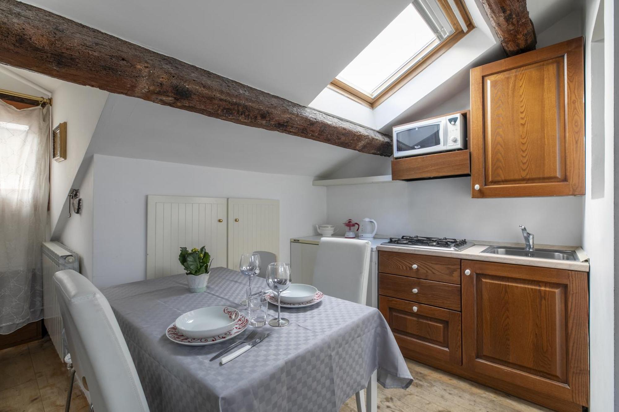 Apartamento Lovely Attic For 4 Person With Wifi - A/c