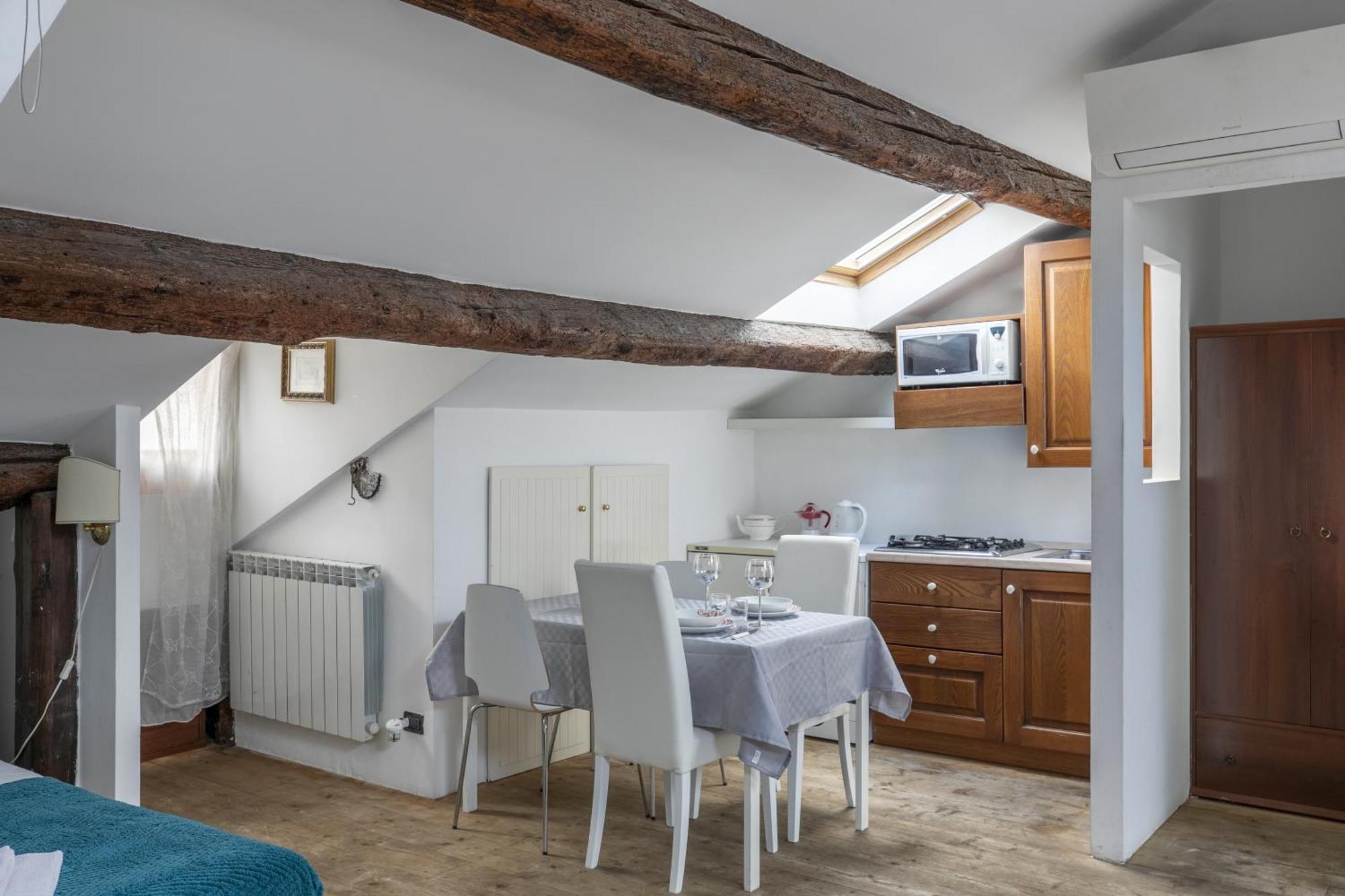 Lovely Attic For 4 Person With Wifi - A/c Apartamento *