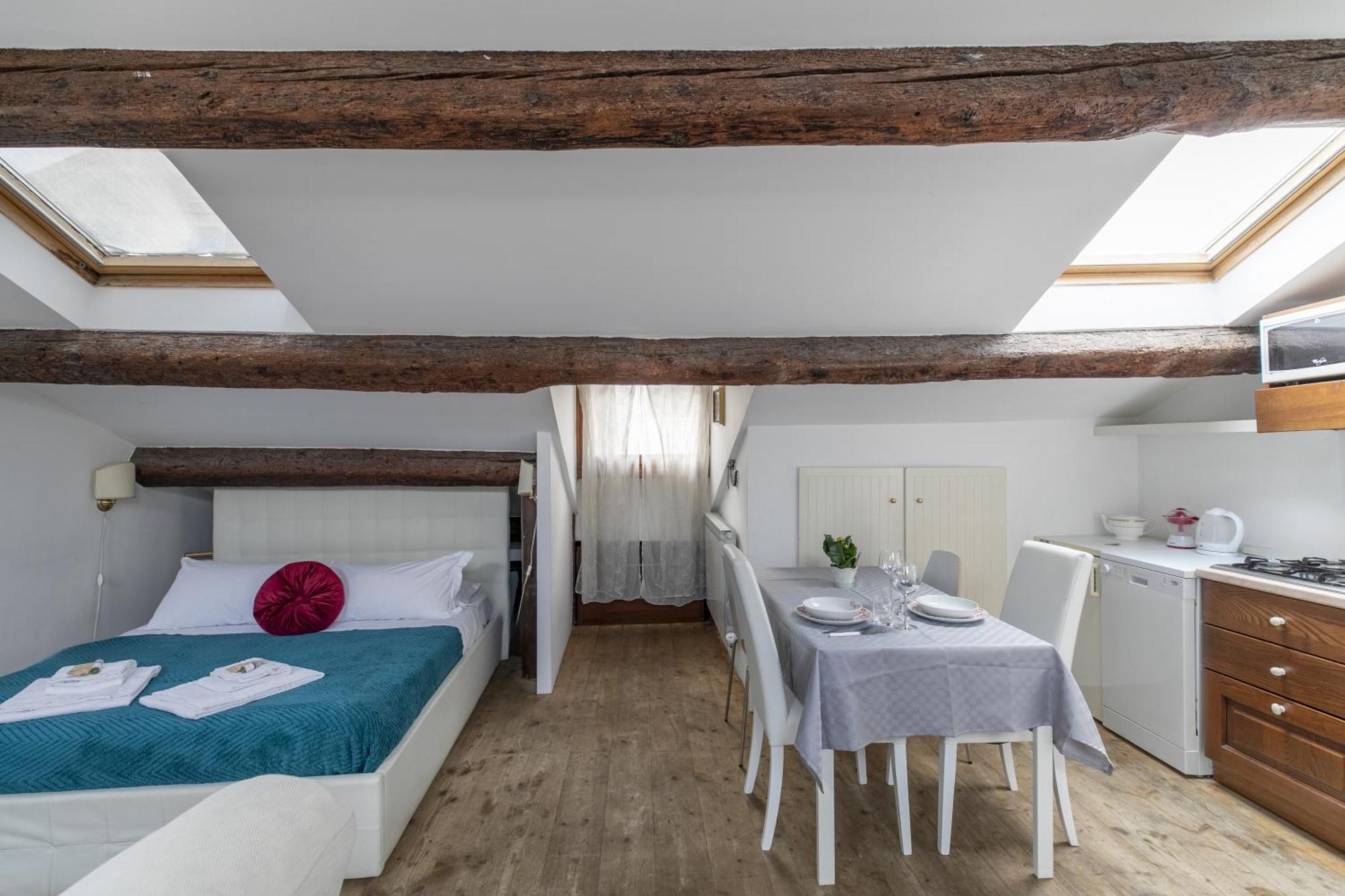 Apartamento Lovely Attic For 4 Person With Wifi - A/c Veneza